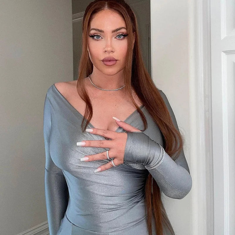 Tight-fitting V-neck Ensemble